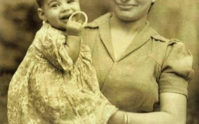 Rzadkie zdjęcie z 1947 roku przedstawia dziecko na rękach matki — czy potrafisz zgadnąć, jaką ikoną rocka się stanie?