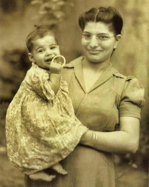 Rzadkie zdjęcie z 1947 roku przedstawia dziecko na rękach matki — czy potrafisz zgadnąć, jaką ikoną rocka się stanie?