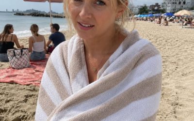 Moja synowa zawsze ukrywała ręce i plecy — w końcu dowiedziałem się, dlaczego podczas naszej wycieczki na plażę